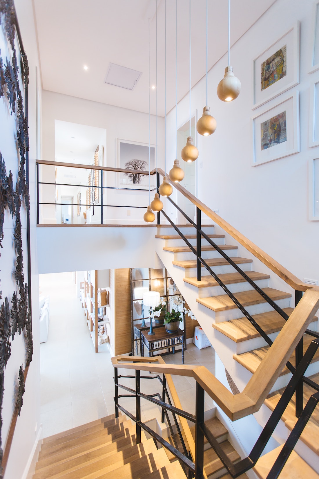 escalier bois maison blanche